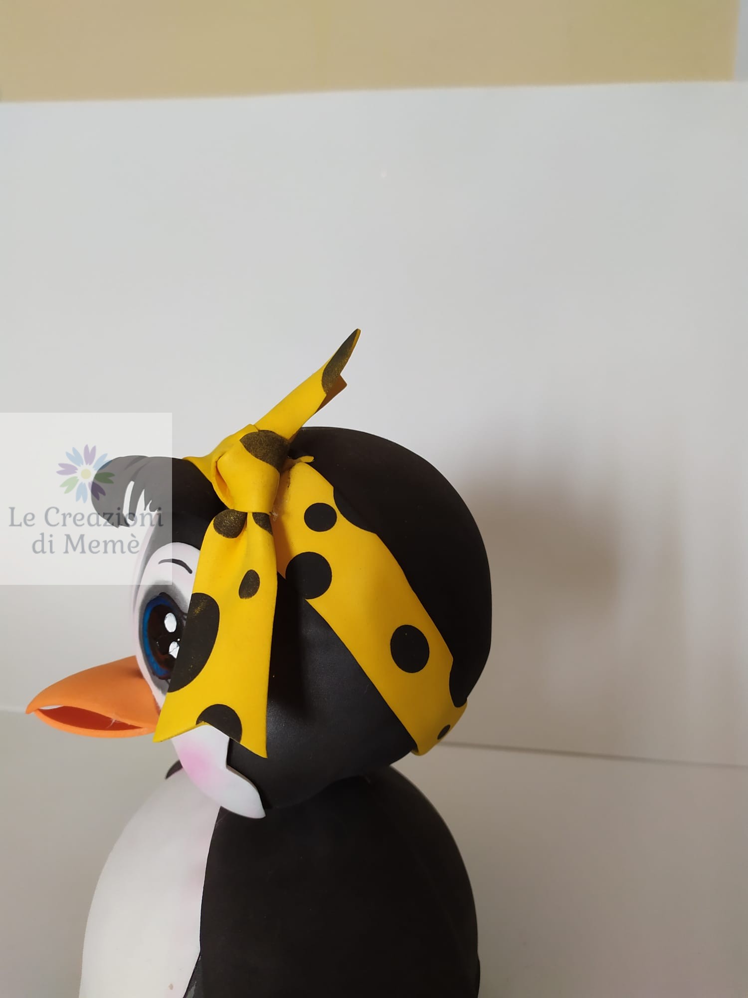 Pinguino con fascia in testa