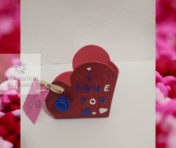 Porta cioccolatini rosso a forma di cuore con rosellina blu in gomma crepla